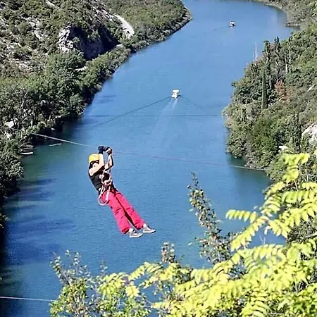 Pansion Dalmacija 3* אומיס