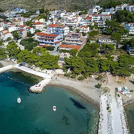 Pansion Dalmacija 3* Omiš